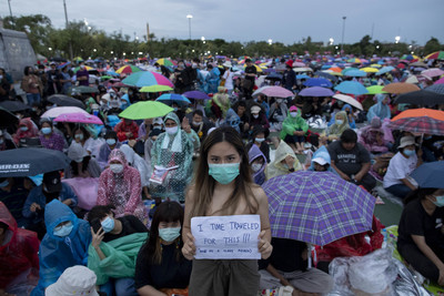 6年來最大示威！泰國2萬名學子雨中抗議...要求軍政府下台