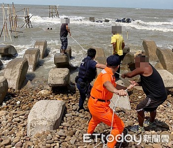 桃園文青男海邊撿石頭…漲潮受困!出太陽但海水泡到失溫