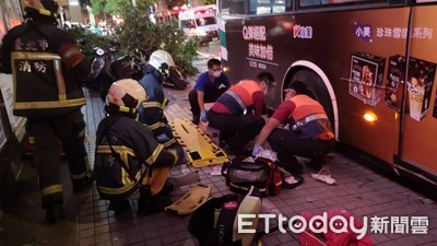 快訊／內湖路公車暴衝險撞進銀行！1人無呼吸心跳　警員遭撞重傷搶救中！