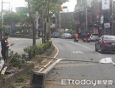 影／失控影片曝！桃園男攜兒駕車...撞斷路燈翻車　3送醫10歲子命危