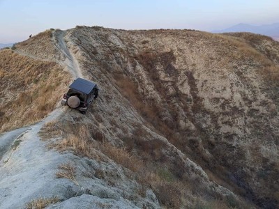 吉普車卡在「加州死亡小徑」動不了！超強車友組20人神救援團隊