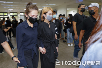 全程送小鬼化成輕煙 楊丞琳曝「見最後一面」心情 ... 喊話:我們會好好的