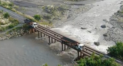砂石車大神「20秒不停」對準簍空2軌過溪!網空拍腿軟:集集奈何橋