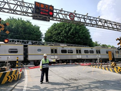 快訊／轎車闖入平交道遭撞！台鐵後壁=南靖上下行延誤