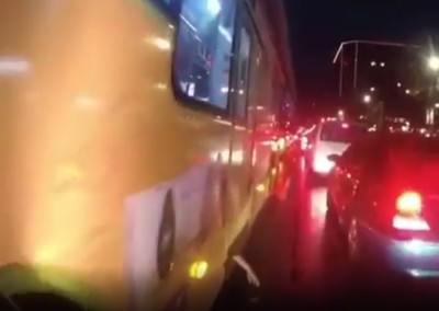 公車底部「竄出白手」猛抓！騎士嚇傻急停　驚恐11秒畫面嚇傻網