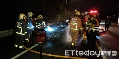 百萬雙門賓士車行進間「車頭噴火！」　駕駛驚險冒雨躲國道路肩