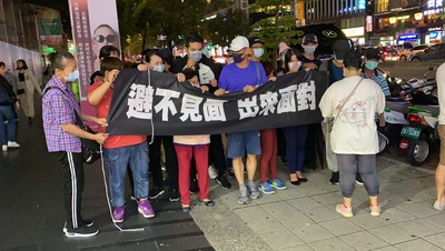 「酒店女大亨」控女婿疑私吞經營權　東區街頭拉布條高分貝抗議