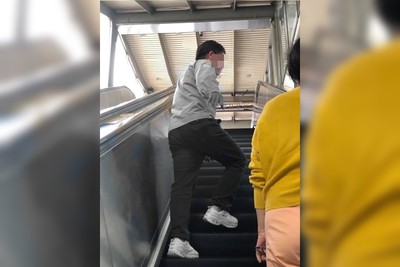 北捷驚傳偷拍　正妹低頭見「手機伸裙底」…崩潰大喊：你在幹嘛！