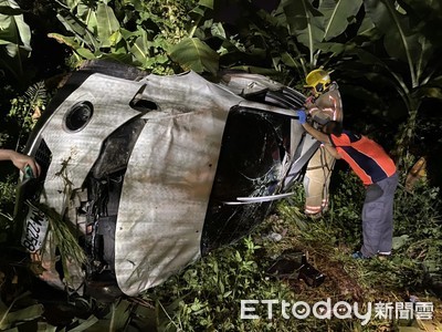 快訊／台南休旅車邊坡側翻90度　1人「重壓車底」命危、1傷送醫