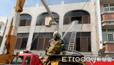 疑拜拜不慎！西螺民宅神明廳起火...屋主遭嗆倒「共生面罩」護命