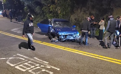 硬皮鯊「甩尾帥一波」下秒撞山壁！「涉嫌飆車」駕駛恐遭法辦