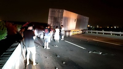 快訊／國1深夜追撞「貨櫃車夾小車」！全線封閉8人站路中