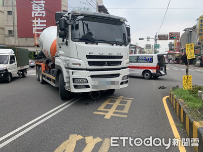 屏東水泥車轉彎擦撞單車　路人驚叫！騎士捲入車底左腿骨折