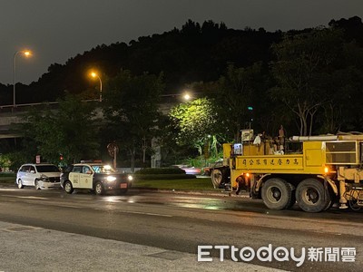 快訊／白色休旅車二殯前衝撞工程車　前方保險桿脫落！