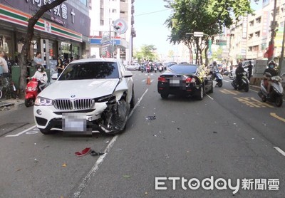 黑車神迴轉釀禍網笑：旋轉咖啡杯　BMW X4撞爛車頭維修恐破百萬