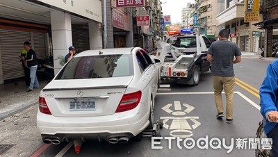 賓士屁孩無照酒駕！起步700m連撞10車　警局內嬉鬧…聽賠償臉綠了