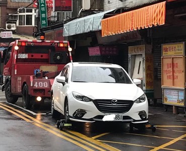 馬自達轎車違停遭拖吊卻「脫鉤」　後保桿慘兮兮讓車主心碎