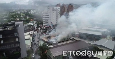 快訊／新店鐵皮屋大火...2F狂竄火煙！燃燒180平方公尺　1人送醫