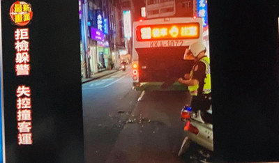 快訊／蘆洲警匪追逐！毒販駕「賓士狂飆」撞客運　掛彩送醫