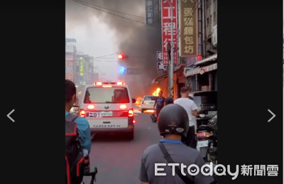 昨天才進保養廠！賓士冷氣孔突冒煙　女駕駛抱子下車1秒起火驚逃