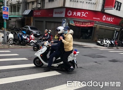 「載我去接生！」婦產科醫師好急　警鳴笛開道2分鐘到診所　　