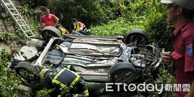 小客車翻落南庄山區！1家4口受困車內　父送醫搶救不治