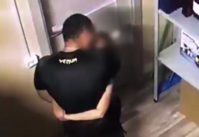 俄教練激吻9歲女童！拉進懷裡疼愛　置物間35秒親密片曝光