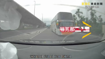 屁孩蛇行逼車笑翻：整死他！遊覽車忍讓「保住45條人命」反被檢舉