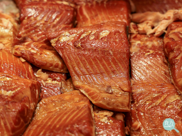 ▲ 以熱燻法處理後的鮭魚肉，表面有明顯較厚的硬皮。（圖／食力 foodnext提供）