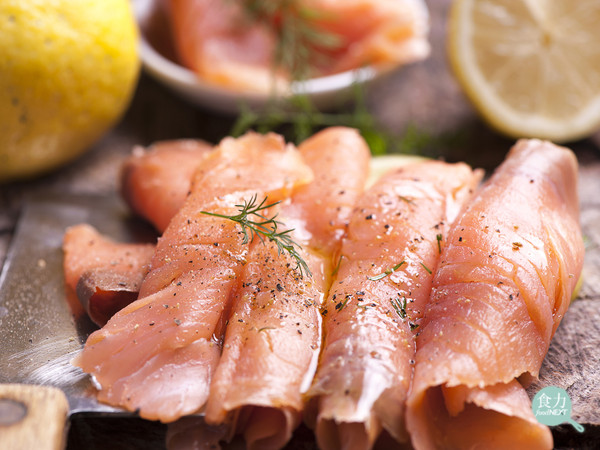 ▲ 長時間低溫的冷燻法，為鮭魚肉帶來類似於熟成牛肉的風味，可增強煙燻效果。（圖／食力 foodnext提供）