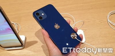 影／火烤、刀刮樣樣來！　測試 iPhone 12 超瓷晶盾挺得過多少考驗