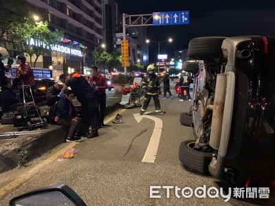 快訊／北市小客車自撞分隔島「4人受困車內」　警消搶救3人送醫