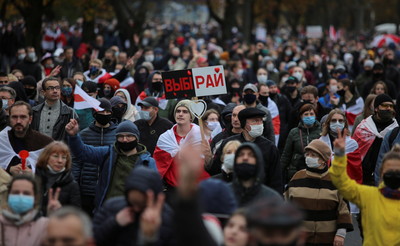 白俄首都10萬人上街「逼宮」　26日全國展開大罷工