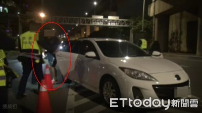 神祕客搭Uber「超慌張」警盤查　跳車衝馬路遭小黃擊落...內情曝