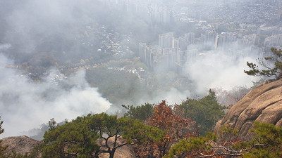 首爾市郊山區燃大火！距住宅區僅300m...消防當局急派直升機救援