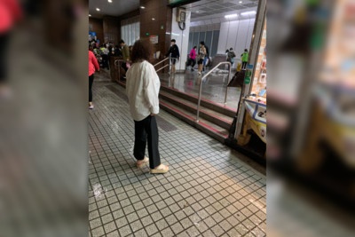 台北公館大噴水！捷運站慘變「水樂園」　男嚇壞：超怕被沖走