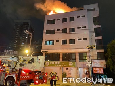 台中公寓頂樓倉庫凌晨大火　濃煙密布住戶倉皇逃生