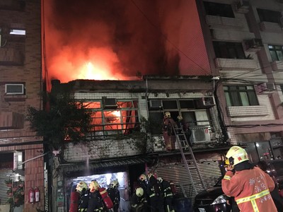 快訊／三重透天厝深夜突竄大火　警消急拉水線疏散2民眾