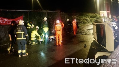 快訊／瑞芳濱海公路失控自撞橋墩　白車側翻90度「立車」路中