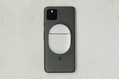 手機搖身變隨充! Pixel 5 可隨時為無線耳機做Qi充電板