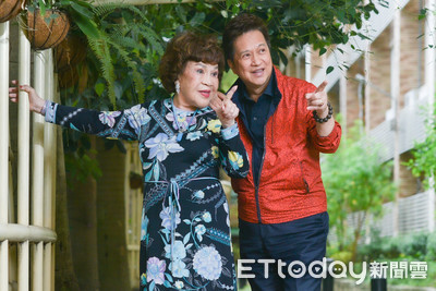 周遊攬牢牢李朝永放閃！83歲女強人超狂「要變紅寶了」