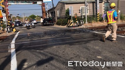 「緊貼前車」慘卡平交道！轎車被自強號撞爛　女駕驚逃：前面擋住了我