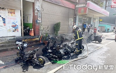 桃園電動機車疑短路起火　6輛機車+1自行車燒成廢鐵