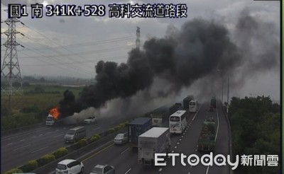 國1高雄大貨車載空鐵桶突竄煙　超濃染黑天際...機械故障火燒車