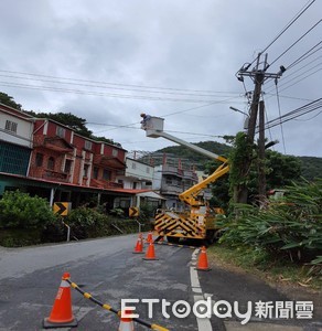 閃電颱風襲擊恆春一度上萬戶停電　台電動員搶修拚今晚復電！