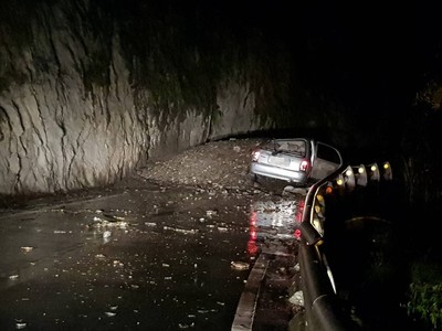 快訊／閃電來襲！台東夜間「落石砸車」2人驚逃　南橫公路中斷