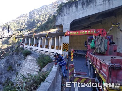 騎士闖「中橫跳崖」失蹤2天！父守現場焦急探頭：一定要找到他