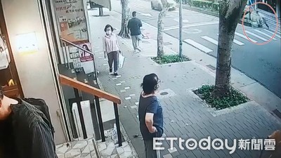 影片曝！男亂丟家庭垃圾遇稽查員　逃跑遭分隔島絆倒…下秒慘被輾斃