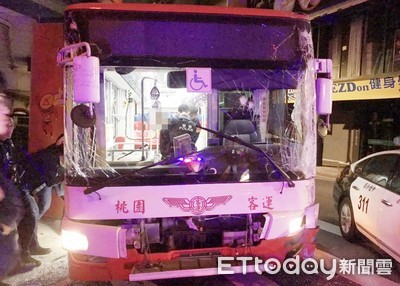 車內監視器畫面曝！桃園屁孩偷開公車亂撞　應訊跳針「不知道」