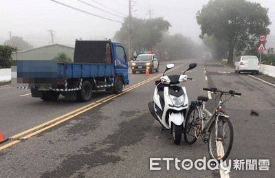 視線受阻慘撞！嘉義警清晨騎車...濃霧中與單車翁同步倒地2傷